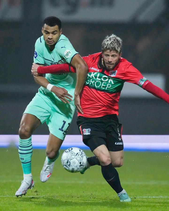 一个现代足 一个现代足